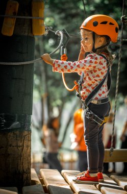 Spor mutlu bir çocukluk ipleri ile tırmanıyor