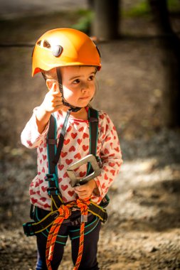 Spor mutlu bir çocukluk ipleri ile tırmanıyor