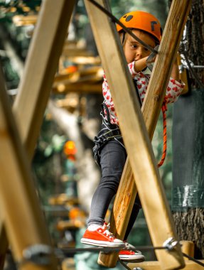 Spor mutlu bir çocukluk ipleri ile tırmanıyor