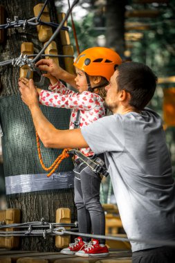 baba ile spor mutlu çocuk halatlar üzerinde tırmanıyor