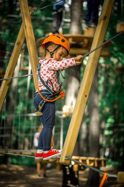 Deportes niño feliz sube a través de las cuerdas — Foto de Stock