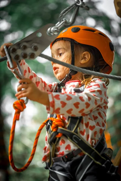 Sport heureux enfant grimpe à travers les cordes — Photo