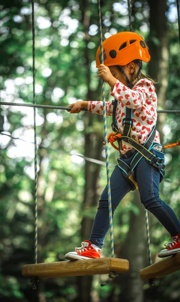 Esportes criança feliz sobe pelas cordas — Fotografia de Stock