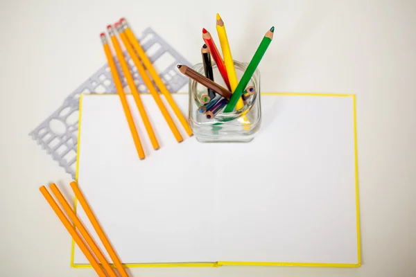 Tudo para crianças criatividade, lápis, tesoura, papel colorido — Fotografia de Stock