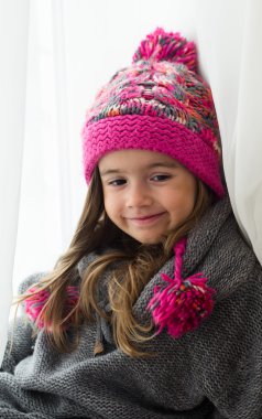 Bir örgü şapka ve rahat kazak kız