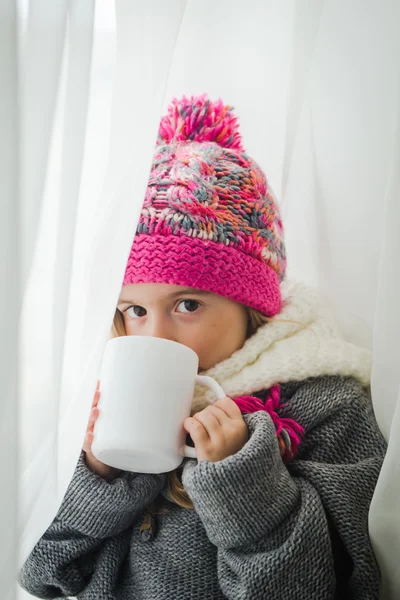 Linda niña en ropa de invierno de moda —  Fotos de Stock