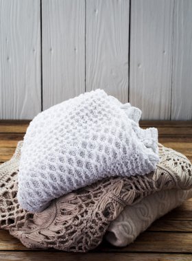 Ahşap arka plan üzerinde yalan rahat örme kazak