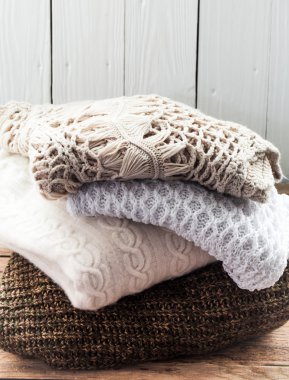 Ahşap arka plan üzerinde yalan rahat örme kazak