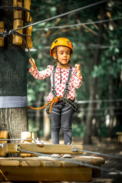 Спорт щаслива дитина пролітає через мотузки — стокове фото