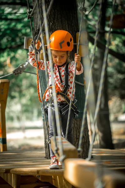 Esportes criança feliz sobe pelas cordas — Fotografia de Stock
