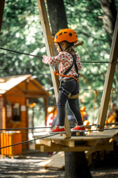 Sport felice bambino si arrampica attraverso le corde — Foto Stock