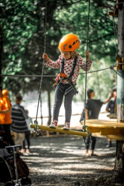 Spor mutlu bir çocukluk ipleri ile tırmanıyor