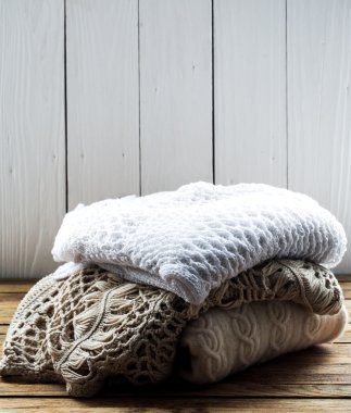 Ahşap arka plan üzerinde yalan rahat örme kazak