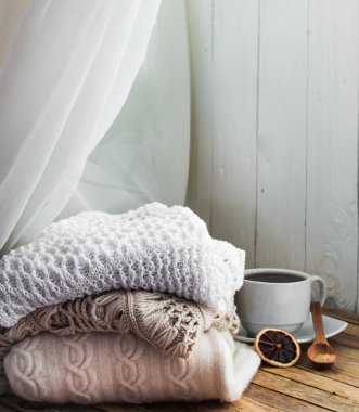 Örgü rahat kazak katlanmış yığın