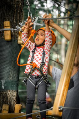 Spor mutlu bir çocukluk ipleri ile tırmanıyor
