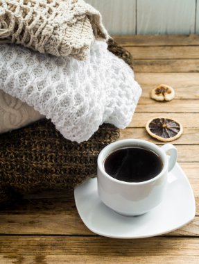 Örgü rahat kazak katlanmış yığın