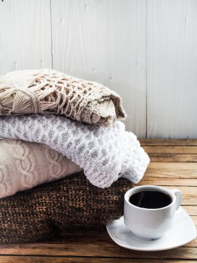 Örgü rahat kazak katlanmış yığın