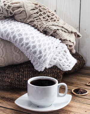 Örgü rahat kazak katlanmış yığın