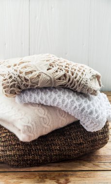 Ahşap arka plan üzerinde yalan rahat örme kazak