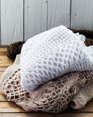 Ahşap arka plan üzerinde yalan rahat örme kazak