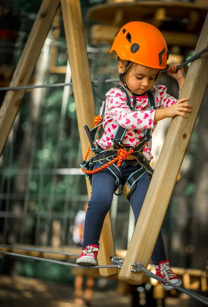 Spor mutlu bir çocukluk ipleri ile tırmanıyor