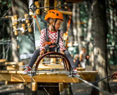 Spor mutlu bir çocukluk ipleri ile tırmanıyor