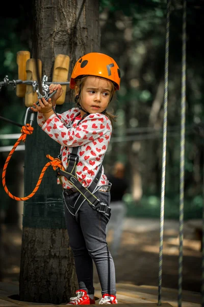 Sport felice bambino si arrampica attraverso le corde — Foto Stock