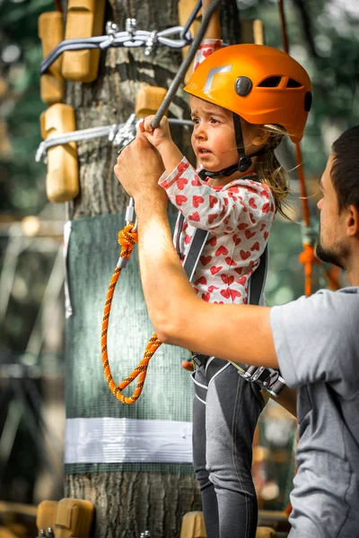Спорт щаслива дитина з батьком піднімається через мотузки — стокове фото