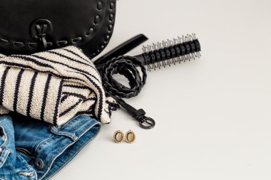 Beyaz arka plan üzerinde şık moda giysiler ayarlanır