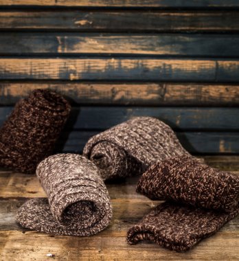 ahşap arka plan üzerinde sıcak örme çorap