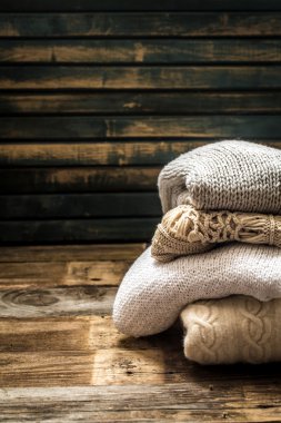 Rahat ve yumuşak süveterin içinde güzel bir süs