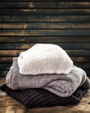 Rahat ve yumuşak süveterin içinde güzel bir süs