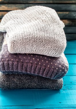 Rahat ve yumuşak süveterin içinde güzel bir süs