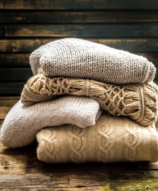 Rahat ve yumuşak süveterin içinde güzel bir süs