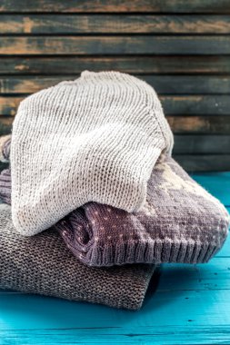 Rahat ve yumuşak süveterin içinde güzel bir süs