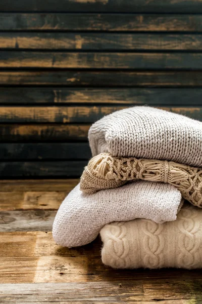 Rahat ve yumuşak süveterin içinde güzel bir süs