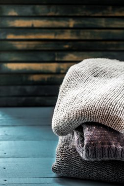 Rahat ve yumuşak süveterin içinde güzel bir süs