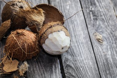 Taze hindistan cevizi ahşap arka plan üzerinde kırık