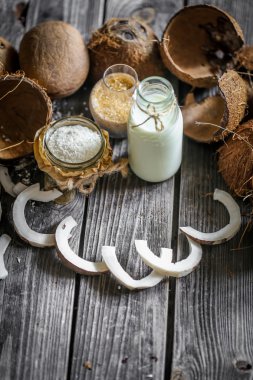 Taze hindistan cevizi ahşap arka plan üzerinde kırık