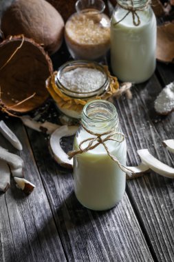 Taze hindistan cevizi ahşap arka plan üzerinde kırık