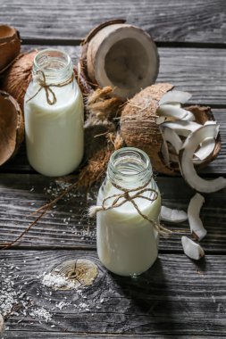 Taze hindistan cevizi ahşap arka plan üzerinde kırık