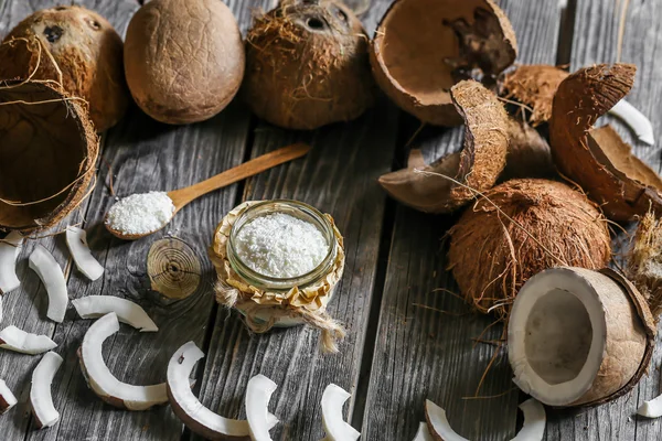 Свіжі кокоси розбиті на дерев'яному фоні — стокове фото