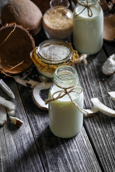 Taze hindistan cevizi ahşap arka plan üzerinde kırık