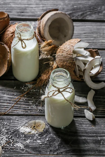 Taze hindistan cevizi ahşap arka plan üzerinde kırık