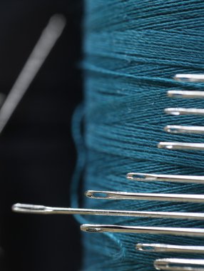 Dikiş iplik güzel renkler ile lots-in iğneler