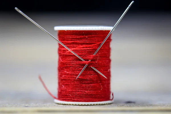 Sewing thread red needles — ストック写真