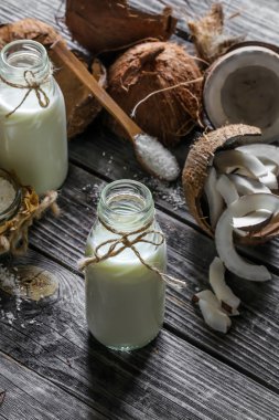 Taze hindistan cevizi ahşap arka plan üzerinde kırık