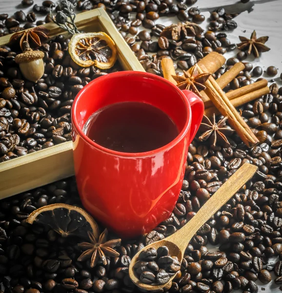 Copo vermelho com grãos de café — Fotografia de Stock