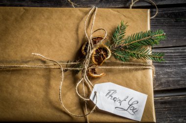 Sana teşekkür ediyor güzel paketlenmiş hediye