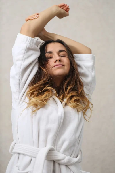 Girl in a white robe resting — ストック写真